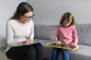 therapist and child work together in a children's mental health treatment program