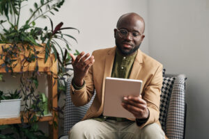 man holding notepad talks to person about finding a psychiatrist in virginia