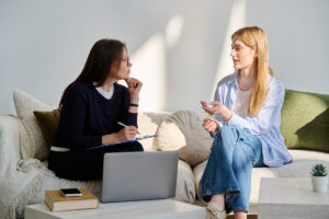 A woman is speaking with her therapist. They are using psychodynamic therapy techniques.